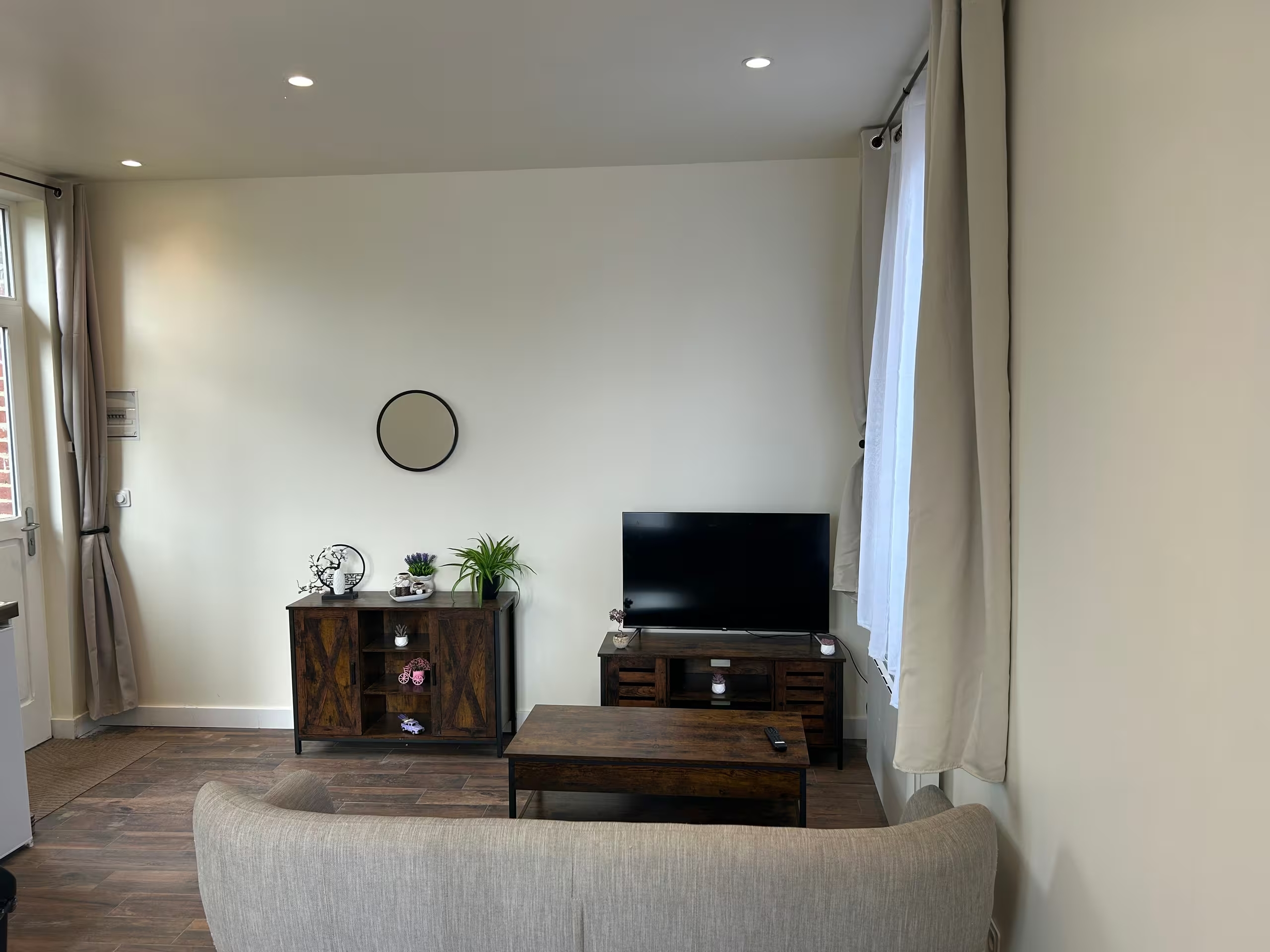 Vue d'ensemble du studio avec canapé et lit